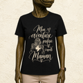 T-shirt Femme illustré « Mon aventure préférée s'appelle Maman »