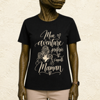 T-shirt Femme illustré « Mon aventure préférée s'appelle Maman »