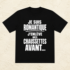 T-shirt Homme Noir et Blanc « Je suis romantique, j'enlève mes chaussettes avant... »