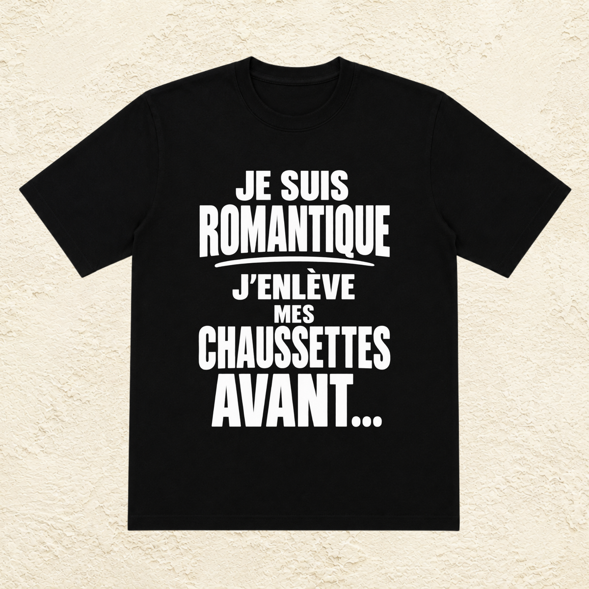 T-shirt Homme Noir et Blanc « Je suis romantique, j'enlève mes chaussettes avant... »